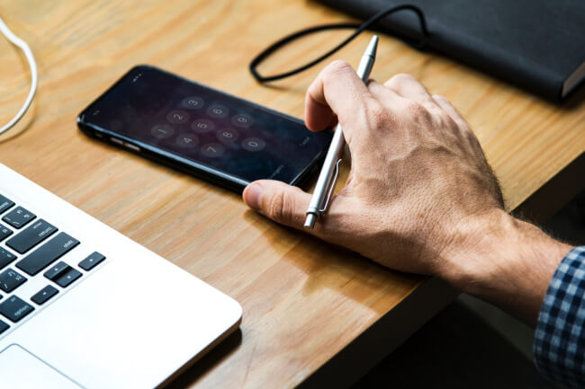 Hand dialling a smartphone